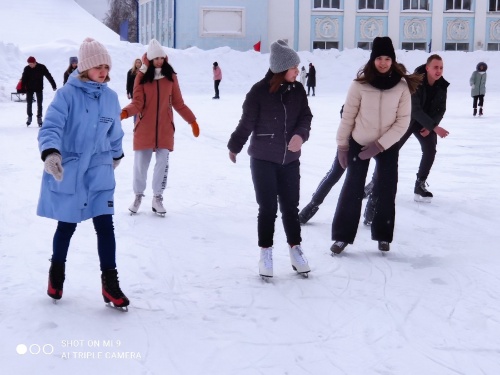 3 марта 2020 года студенты ВятКУ провели "День здоровья" на катке. Под веселую музыку ребята катались на коньках, пили чай со сладостями, веселились.